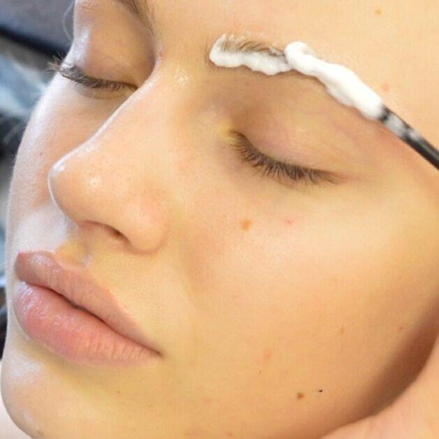 Pravilno čiščenje obrvi