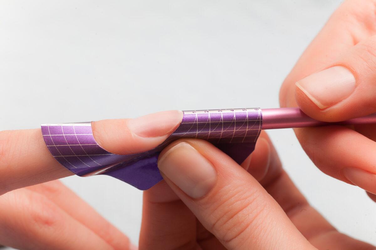 Podaljševanje nohtov z šablono